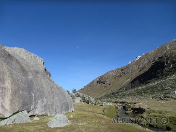 Ishinca NE Ridge 5540m PD- / Cordillera Blanca / Peru / IMG_1121 - Kurze <a title="Quebrada Ishinca" href="http://www.alpinic.net/videos/quebrada_ishinca/quebrada-ishinca.mp4.php" target="_blank">Slideshow</a> zum Album