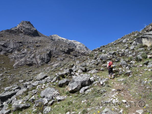 Ishinca NE Ridge 5540m PD- / Cordillera Blanca / Peru / IMG_1135 - Kurze <a title="Quebrada Ishinca" href="http://www.alpinic.net/videos/quebrada_ishinca/quebrada-ishinca.mp4.php" target="_blank">Slideshow</a> zum Album