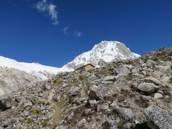 Ishinca NE Ridge 5540m PD- / Cordillera Blanca / Peru / IMG_1148 - Kurze <a title="Quebrada Ishinca" href="http://www.alpinic.net/videos/quebrada_ishinca/quebrada-ishinca.mp4.php" target="_blank">Slideshow</a> zum Album
