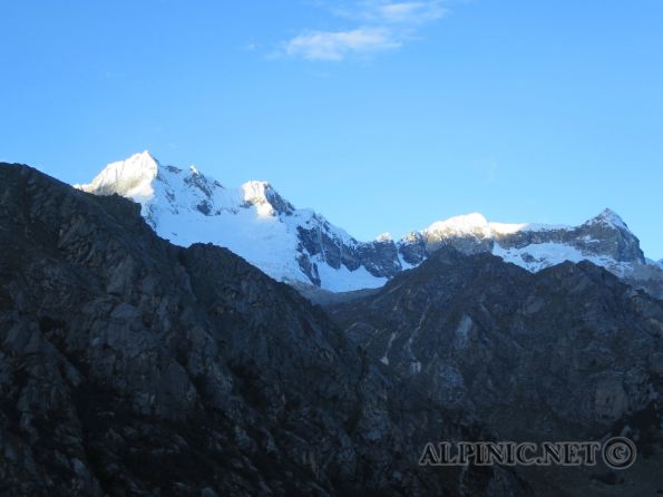 Urus Este 5420m PD- / Cordillera Blanca / Peru / IMG_1024 - Kurze <a title="Quebrada Ishinca" href="http://www.alpinic.net/videos/quebrada_ishinca/quebrada-ishinca.mp4.php" target="_blank">Slideshow</a> zum Album