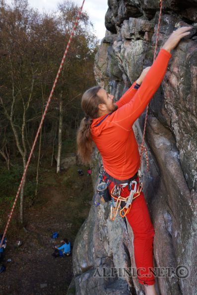 Hallsunga / Göteborg / DSC02016 - Sportklettergarten nördlich von Göteborg, recht harte Routen in recht glattem Granit, nicht so meine Ecke. Dafür hat sich mein Ersatzfinneangeschickte den Sportfotographen, im wahrsten Sinne des Wortes,  heraus hängen zu lassen. Deswegen gibt es auch Fotos aus tollen Perspektiven. Schönste Route die ich geklettert habe, Modesty Blaise 6a recht lange, anspruchsvolle Route, vielleicht doch eher 6a+. Weiters Big brother 6a+, nicht so prickelnde kürzere Route, recht kleinleistige Angelegenheit mit unangenehmen Absprunggelände. Für mich vollkommen unkletterbare und sehr seltsame Route Myran 5c an der sich auch unsere Granitroutines beinahe die Zähne ausgebissen hätten. <br /><br />Topos - Klättring i Göteborg, T. Ratajczak<br /> Ratta Consulting <br />