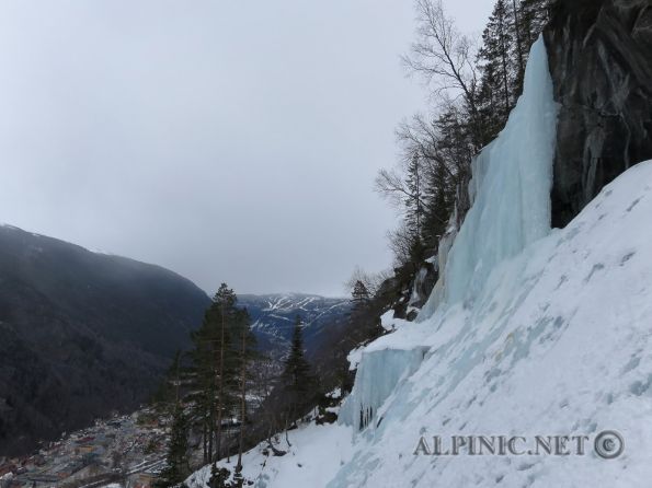 Fabrikkfossen WI3 E1,280m / Rjukan / NOR / IMG_1740_lo_dxo - Obwohl Rjukan in meinem Bewertungssystem als die hässlichste aller norwegischen Städte rangiert, lässt sich der Climb-out-of-the-car Faktor kaum übertreffen. Wer hier das russisch anmutende Industriefeeling und das Nachkriegsdesign ausblenden kann, oder vielleicht gar charmant findet, wird in Rjukan sicherlich viel Spass haben. <br /><br />Nette Eistour oberhalb der Hydrogasstation, mit 70er Seil ausgestattet kommt man auf entspannte vier Seillängen im moderaten Gelände. Etwas härter lässt es sich bei entspechender Routenführung ebenfalls klettern, vor allem die Abschlussseillänge kann nach belieben irgendwo zwischen WI2 und WI3+ bis WI4 gewählt werden. Rückzug läuft orographisch auf der rechten Seite der Tour über Bäume die mit zahlreichen Schlingen ausgerüstet sind. Skuriller Weise wird der Fall Nachts vom Fabrikgelände aus mit recht starken Spots beleuchtet, das läd vielleicht sogar zu eine Nachttour ein ...