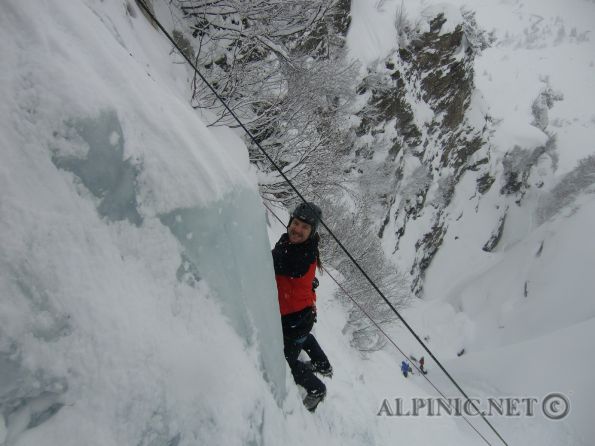 Rauris / Eisarena Kolm-Saigurn / CIMG2062 - Endlich habe wir uns dazu durch gerungen auch mal die Eisgeräte in Wasserfalleis einzusetzten und da natürlich im Kurs um ein bisschen die Basics zu lernen. Dabei bekamen wir die Gelegenheit ein bisschen in "Just yak it WI4-" und "Gollings´s Cakewalk WI4" rum zu hacken, sehr spassig.