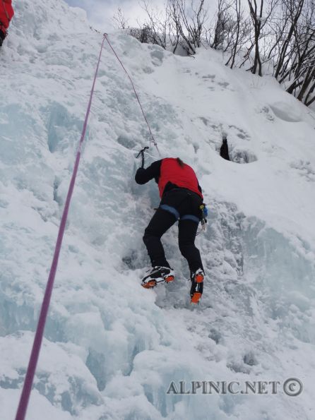 Rauris / Eisarena Kolm-Saigurn / DSC01825 - Endlich habe wir uns dazu durch gerungen auch mal die Eisgeräte in Wasserfalleis einzusetzten und da natürlich im Kurs um ein bisschen die Basics zu lernen. Dabei bekamen wir die Gelegenheit ein bisschen in "Just yak it WI4-" und "Gollings´s Cakewalk WI4" rum zu hacken, sehr spassig.