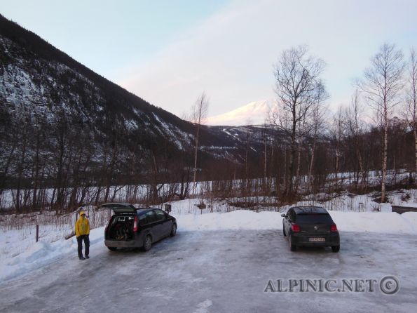 Eisklettern / Rjukan (NOR) / DSCN3693 - Endlich ist es soweit, nach einem kurzen Pitstop in Göteborg fahren meine besser Hälfte und ich in Begleitung einer armen Seele die noch nicht weiss was auf sie zu kommt Richtung Oslo. Ziel der Reise ist Rjukan, legendäres Eisklettergebiet in Telemark/Norwegen. Nach 6 Stunden Fahrt ist es endlich soweit und wir kommen am See Tinnsjö an auf dem im 2. Weltkrieg ein Schiff mit etlichen Fässern Deuteriumwasser gesprengt wurde um nicht den Deutschen in die Hände zu fallen. Rings um uns herum schimmern ohne Ende Wasserfälle in den Berghängen. <br /><br />Wir besuchen gleich den Sektor Ozzimosis um schnell am Abend noch ein bisschen auf Tuchfühlung in einem WI2 Fall zu gehen bis wir im Dunklen wieder zum Auto aufsteigen.<br /><br />Am nächsten Morgen werden wir durch heftige Sturmböen geweckt, ein Orkan zieht vom Osten her über Norwegen und wir entschließen uns aus Sicherheitsgründen den Tag nicht klettern zu gehen. <br /><br />Am 2. Tag ist es soweit. Wir fahren gleich in der Früh wieder in den Sektor Ozzimosis um als Erste an den Fällen zu sein. Leider sind die leichteren Fälle schon von harten Norwegern und verwegenen, britischen Kletterern besetzt. Da bleibt nur noch die Kingline im Sektor, der Fall Ozzimosis WI4. Glücklicherweise schon ein bissl ausgearbeitet aber im Vorstieg immer noch recht anstrengend am frühen Morgen wenn Kopf und Körper noch nicht warm sind. Nach ein paar Runden Toprope traut sich Steffi auch in den Vorstieg, wirklich starke Leistung wenn man denkt wie oft sie bis jetzt in Eisfällen geklettert ist. Auch unsere arme Seele Stephan macht - als blutiger Anfänger - im Laufe des Tages selbst in den schweren Linien bereits eine ganz gute Figur. <br /><br />Danach arbeiten wir uns Linie für Linie durch den Fall bis der Abend naht und ich würde meinen da gab es vielleicht sogar die eine oder andere 4+/5- Variante.<br /><br />Etwas müde fahren wir wieder in unsere Hütte um uns an Rotwein, Chilli und Kaiserschmarn zu laben. Wieder stürmt es und die Temperaturen steigen so rassant dass man den Eisfällen hinter unserer Hütte beim schmelzen zusehen kann. Am nächsten Morgen treten wir wieder die Heimreisen an, heute müssen wieder etliche Stunden fahren um nach Göteborg zurück zu kommen.