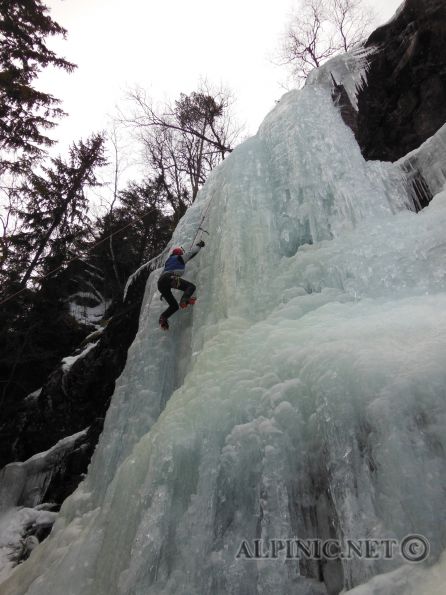 Eisklettern / Rjukan (NOR) / DSCN3713 - Endlich ist es soweit, nach einem kurzen Pitstop in Göteborg fahren meine besser Hälfte und ich in Begleitung einer armen Seele die noch nicht weiss was auf sie zu kommt Richtung Oslo. Ziel der Reise ist Rjukan, legendäres Eisklettergebiet in Telemark/Norwegen. Nach 6 Stunden Fahrt ist es endlich soweit und wir kommen am See Tinnsjö an auf dem im 2. Weltkrieg ein Schiff mit etlichen Fässern Deuteriumwasser gesprengt wurde um nicht den Deutschen in die Hände zu fallen. Rings um uns herum schimmern ohne Ende Wasserfälle in den Berghängen. <br /><br />Wir besuchen gleich den Sektor Ozzimosis um schnell am Abend noch ein bisschen auf Tuchfühlung in einem WI2 Fall zu gehen bis wir im Dunklen wieder zum Auto aufsteigen.<br /><br />Am nächsten Morgen werden wir durch heftige Sturmböen geweckt, ein Orkan zieht vom Osten her über Norwegen und wir entschließen uns aus Sicherheitsgründen den Tag nicht klettern zu gehen. <br /><br />Am 2. Tag ist es soweit. Wir fahren gleich in der Früh wieder in den Sektor Ozzimosis um als Erste an den Fällen zu sein. Leider sind die leichteren Fälle schon von harten Norwegern und verwegenen, britischen Kletterern besetzt. Da bleibt nur noch die Kingline im Sektor, der Fall Ozzimosis WI4. Glücklicherweise schon ein bissl ausgearbeitet aber im Vorstieg immer noch recht anstrengend am frühen Morgen wenn Kopf und Körper noch nicht warm sind. Nach ein paar Runden Toprope traut sich Steffi auch in den Vorstieg, wirklich starke Leistung wenn man denkt wie oft sie bis jetzt in Eisfällen geklettert ist. Auch unsere arme Seele Stephan macht - als blutiger Anfänger - im Laufe des Tages selbst in den schweren Linien bereits eine ganz gute Figur. <br /><br />Danach arbeiten wir uns Linie für Linie durch den Fall bis der Abend naht und ich würde meinen da gab es vielleicht sogar die eine oder andere 4+/5- Variante.<br /><br />Etwas müde fahren wir wieder in unsere Hütte um uns an Rotwein, Chilli und Kaiserschmarn zu laben. Wieder stürmt es und die Temperaturen steigen so rassant dass man den Eisfällen hinter unserer Hütte beim schmelzen zusehen kann. Am nächsten Morgen treten wir wieder die Heimreisen an, heute müssen wieder etliche Stunden fahren um nach Göteborg zurück zu kommen.