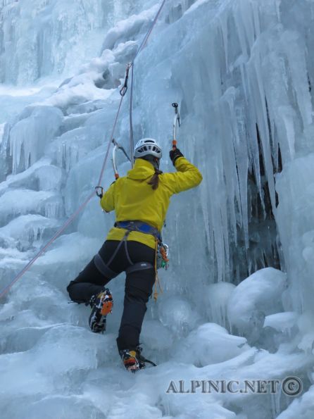 Eisklettern / Rjukan (NOR) / IMG_3710 - Endlich ist es soweit, nach einem kurzen Pitstop in Göteborg fahren meine besser Hälfte und ich in Begleitung einer armen Seele die noch nicht weiss was auf sie zu kommt Richtung Oslo. Ziel der Reise ist Rjukan, legendäres Eisklettergebiet in Telemark/Norwegen. Nach 6 Stunden Fahrt ist es endlich soweit und wir kommen am See Tinnsjö an auf dem im 2. Weltkrieg ein Schiff mit etlichen Fässern Deuteriumwasser gesprengt wurde um nicht den Deutschen in die Hände zu fallen. Rings um uns herum schimmern ohne Ende Wasserfälle in den Berghängen. <br /><br />Wir besuchen gleich den Sektor Ozzimosis um schnell am Abend noch ein bisschen auf Tuchfühlung in einem WI2 Fall zu gehen bis wir im Dunklen wieder zum Auto aufsteigen.<br /><br />Am nächsten Morgen werden wir durch heftige Sturmböen geweckt, ein Orkan zieht vom Osten her über Norwegen und wir entschließen uns aus Sicherheitsgründen den Tag nicht klettern zu gehen. <br /><br />Am 2. Tag ist es soweit. Wir fahren gleich in der Früh wieder in den Sektor Ozzimosis um als Erste an den Fällen zu sein. Leider sind die leichteren Fälle schon von harten Norwegern und verwegenen, britischen Kletterern besetzt. Da bleibt nur noch die Kingline im Sektor, der Fall Ozzimosis WI4. Glücklicherweise schon ein bissl ausgearbeitet aber im Vorstieg immer noch recht anstrengend am frühen Morgen wenn Kopf und Körper noch nicht warm sind. Nach ein paar Runden Toprope traut sich Steffi auch in den Vorstieg, wirklich starke Leistung wenn man denkt wie oft sie bis jetzt in Eisfällen geklettert ist. Auch unsere arme Seele Stephan macht - als blutiger Anfänger - im Laufe des Tages selbst in den schweren Linien bereits eine ganz gute Figur. <br /><br />Danach arbeiten wir uns Linie für Linie durch den Fall bis der Abend naht und ich würde meinen da gab es vielleicht sogar die eine oder andere 4+/5- Variante.<br /><br />Etwas müde fahren wir wieder in unsere Hütte um uns an Rotwein, Chilli und Kaiserschmarn zu laben. Wieder stürmt es und die Temperaturen steigen so rassant dass man den Eisfällen hinter unserer Hütte beim schmelzen zusehen kann. Am nächsten Morgen treten wir wieder die Heimreisen an, heute müssen wieder etliche Stunden fahren um nach Göteborg zurück zu kommen.