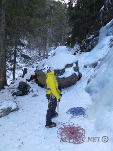 Eisklettern / Rjukan (NOR) / IMG_3729 - Endlich ist es soweit, nach einem kurzen Pitstop in Göteborg fahren meine besser Hälfte und ich in Begleitung einer armen Seele die noch nicht weiss was auf sie zu kommt Richtung Oslo. Ziel der Reise ist Rjukan, legendäres Eisklettergebiet in Telemark/Norwegen. Nach 6 Stunden Fahrt ist es endlich soweit und wir kommen am See Tinnsjö an auf dem im 2. Weltkrieg ein Schiff mit etlichen Fässern Deuteriumwasser gesprengt wurde um nicht den Deutschen in die Hände zu fallen. Rings um uns herum schimmern ohne Ende Wasserfälle in den Berghängen. <br /><br />Wir besuchen gleich den Sektor Ozzimosis um schnell am Abend noch ein bisschen auf Tuchfühlung in einem WI2 Fall zu gehen bis wir im Dunklen wieder zum Auto aufsteigen.<br /><br />Am nächsten Morgen werden wir durch heftige Sturmböen geweckt, ein Orkan zieht vom Osten her über Norwegen und wir entschließen uns aus Sicherheitsgründen den Tag nicht klettern zu gehen. <br /><br />Am 2. Tag ist es soweit. Wir fahren gleich in der Früh wieder in den Sektor Ozzimosis um als Erste an den Fällen zu sein. Leider sind die leichteren Fälle schon von harten Norwegern und verwegenen, britischen Kletterern besetzt. Da bleibt nur noch die Kingline im Sektor, der Fall Ozzimosis WI4. Glücklicherweise schon ein bissl ausgearbeitet aber im Vorstieg immer noch recht anstrengend am frühen Morgen wenn Kopf und Körper noch nicht warm sind. Nach ein paar Runden Toprope traut sich Steffi auch in den Vorstieg, wirklich starke Leistung wenn man denkt wie oft sie bis jetzt in Eisfällen geklettert ist. Auch unsere arme Seele Stephan macht - als blutiger Anfänger - im Laufe des Tages selbst in den schweren Linien bereits eine ganz gute Figur. <br /><br />Danach arbeiten wir uns Linie für Linie durch den Fall bis der Abend naht und ich würde meinen da gab es vielleicht sogar die eine oder andere 4+/5- Variante.<br /><br />Etwas müde fahren wir wieder in unsere Hütte um uns an Rotwein, Chilli und Kaiserschmarn zu laben. Wieder stürmt es und die Temperaturen steigen so rassant dass man den Eisfällen hinter unserer Hütte beim schmelzen zusehen kann. Am nächsten Morgen treten wir wieder die Heimreisen an, heute müssen wieder etliche Stunden fahren um nach Göteborg zurück zu kommen.