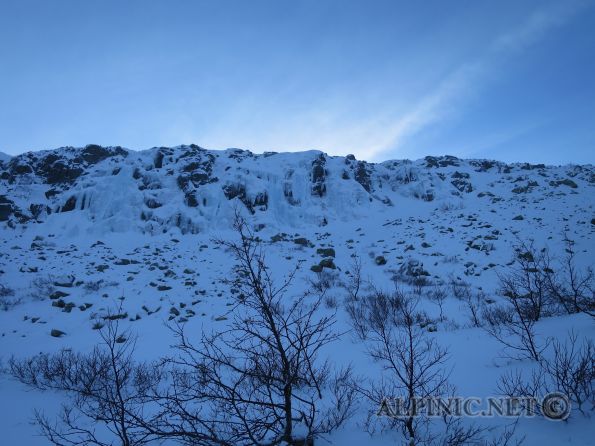Rjukan Xmas 2015 / IMG_4077 - Wieder einmal zieht es uns nach Rjukan zum Eisklettern, leider ist das Eis alles andere als reichlich noch sind die Temperaturen brauchbar. An den Gaustatoppenfällen frieren uns die Finger bei -20°C und viel Wind ab und in Korkan ist es eigentlich viel zu warm. Die paar brauchbaren Fälle sind komplett mit Seilschaften blockiert. Durch Suchen und risikoreiche Zustiege finden wir aber immer noch ein paar Fälle mit genug Eis für uns alleine ...