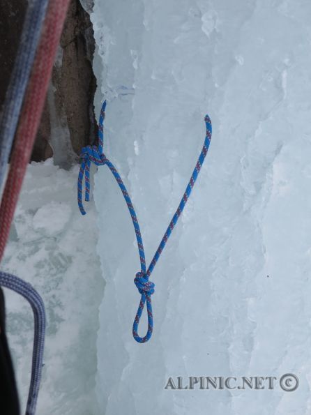 Rjukan Xmas 2015 / IMG_4113 - Wieder einmal zieht es uns nach Rjukan zum Eisklettern, leider ist das Eis alles andere als reichlich noch sind die Temperaturen brauchbar. An den Gaustatoppenfällen frieren uns die Finger bei -20°C und viel Wind ab und in Korkan ist es eigentlich viel zu warm. Die paar brauchbaren Fälle sind komplett mit Seilschaften blockiert. Durch Suchen und risikoreiche Zustiege finden wir aber immer noch ein paar Fälle mit genug Eis für uns alleine ...