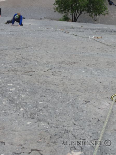 Placche di Baone / DSC02623 - Sehr nette Plattenkletterei bei Riva del Garda. Der rechte Plattenteil besteht aus zumeist hemmunglos übersicherten 2-3 Seillängern bis 5c, also ein netter Klettereinstieg der auch sehr Familienfreundlich gestalte ist was man am Aufkommen auch merkt. Wer es ein bisschen knackiger will kann auf der Linken Seite ein paar recht wilde 5c-6a Routen probieren. Plattig, zweitweise etwas bröselig und alles andere als übersichert in Summe durchaus anspuchsvoll.