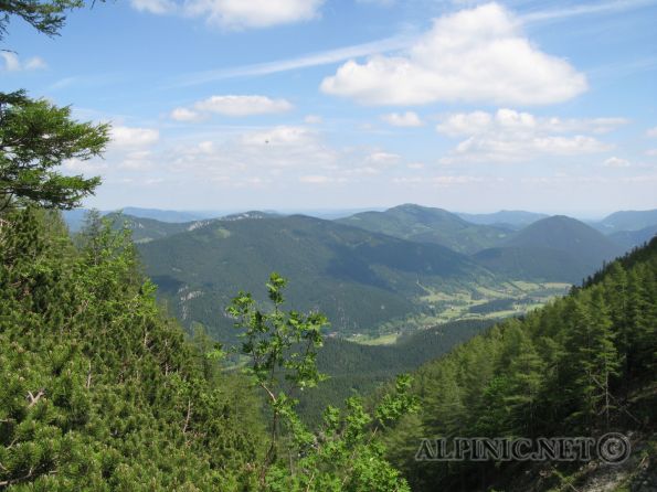 Gamsgartlgrat 4+ / Schneeberg  / IMG_6953 - Einer der schönsten Anstiege auf den Schneeberg. So lautet der O-Ton in den meisten Führer und recht haben sie. Eine einzigartige Kletterei - je nach Variante - bis im 5. Grad in einem einzigartigen Ambiente und mein absoluter Favorit. Manchmal könnte man vergessen auf dem Schneeberg zu sein. Vor allem im Winter sollte die Tour auch auf grund ihrer Länge (450 Hm) nicht unterschätzt werden. Die Tour ist für den Schwierigkeitsgrad sehr gut aber alpin gesichert, für den Standbau benötigt man manchmal Bandschlingen <br /><br /><em><span style="text-decoration: underline;"><strong>Zustieg:</strong></span></em> <br /><br />Am besten vom Schneebergdörfel über den Schneidergraben und Grafensteig Richtung Edelweisshütte bis zur Krummen Ries. Dann links halten über das Schrofenfeld zum untersten Ausläufer und Einstieg des Grates (ca. 600 Hm).<br /><br /><span style="text-decoration: underline;"><em><strong>Abstieg:</strong></em></span> <br /><br />Am Ende der Tour leicht rechts haltend in die Krumme Ries absteigen und recht flott über diese abfahren zurück zum Grafensteig oder rechtshaltend noch ca. 100Hm bis zum Einstieg des Novermbergrates und diesen absteigen.<br /><br /><span style="text-decoration: underline;"><em><strong>Literatur:</strong></em></span><br /><br /><a title="Thomas Behm" href="http://www.thomasbehm.at/hoellenthal.htm" target="_blank">KLETTERFÜHRER HÖLLENTHAL-RAX-SCHNEEBERG</a> von Thomas Behm<br /><a title="Bergsteigen.at" href="http://www.bergsteigen.at/de/touren.aspx?ID=302" target="_blank">Bergsteigen.at</a><br />