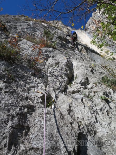 Jagd den Snark 6+ / IMG_3876 - Dolezal´sche Verbindungslinie zuwischen den Routen "Kronjuwel" und "Richters Ende" auf der linken Seite der Sonnenuhrwand. Eigentlich geht es um fünf kurze Seillängen die etwas skuril anmuten und hie und da auch ein paar nette Klettermeter bieten. Um die ganze Sache im max 6+ Grad zu halten wurden an den schweren Stellen Tritte geschlagen und Steine in die Wand geklebt. Leider ist die ganze Sache auch noch sehr erdig und macht die Kletterei nicht unbedingt unterhaltsamer. Dafür bekommen auch 6er Kletterer die Möglichkeit die ersten vier Seillängen des Kronjuwel an zu klettern.