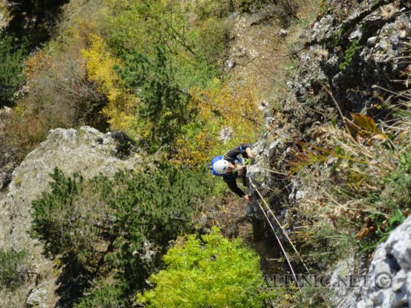 Jagd den Snark 6+ / IMG_3882 - Dolezal´sche Verbindungslinie zuwischen den Routen "Kronjuwel" und "Richters Ende" auf der linken Seite der Sonnenuhrwand. Eigentlich geht es um fünf kurze Seillängen die etwas skuril anmuten und hie und da auch ein paar nette Klettermeter bieten. Um die ganze Sache im max 6+ Grad zu halten wurden an den schweren Stellen Tritte geschlagen und Steine in die Wand geklebt. Leider ist die ganze Sache auch noch sehr erdig und macht die Kletterei nicht unbedingt unterhaltsamer. Dafür bekommen auch 6er Kletterer die Möglichkeit die ersten vier Seillängen des Kronjuwel an zu klettern.