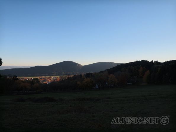 Jagd den Snark 6+ / IMG_3895 - Dolezal´sche Verbindungslinie zuwischen den Routen "Kronjuwel" und "Richters Ende" auf der linken Seite der Sonnenuhrwand. Eigentlich geht es um fünf kurze Seillängen die etwas skuril anmuten und hie und da auch ein paar nette Klettermeter bieten. Um die ganze Sache im max 6+ Grad zu halten wurden an den schweren Stellen Tritte geschlagen und Steine in die Wand geklebt. Leider ist die ganze Sache auch noch sehr erdig und macht die Kletterei nicht unbedingt unterhaltsamer. Dafür bekommen auch 6er Kletterer die Möglichkeit die ersten vier Seillängen des Kronjuwel an zu klettern.