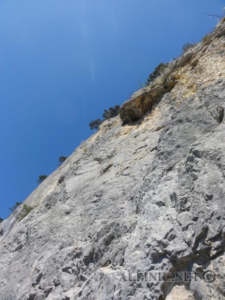 Tiwaz 7- / DSC02522 - Unfassbar luftige Kletterei auf bestem Fels am westlichsten Ausläufer der Hohen Wand zwischen Wiener- und Wagnersteig, sehr gut aber ein bisschen weiter gesichert. Die erste SL ist eine Plattenschleicherei vom feinsten dann gehts schnell steil und anhaltend nach oben unter einem netten Dacherl durch und über ein griffarmes Baucherl im 6+ Grad. Letzte SL ist die Schlüssellänge bei der deutlich der Ausstieg linkshalten durch den schuppigen Riss am schwierigsten ist. Mein Versuch rechtshalten bei der Sanduhr mit opulenten Zweifingerlöchern war da gar keine schlechte Variante (meiner bescheidenen Meinung nach).