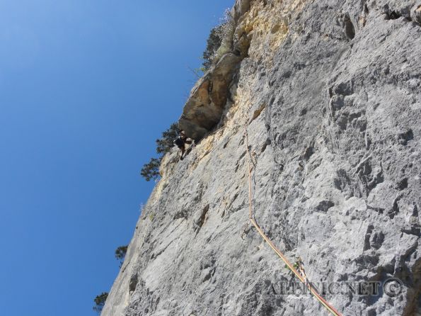 Tiwaz 7- / DSC02527 - Unfassbar luftige Kletterei auf bestem Fels am westlichsten Ausläufer der Hohen Wand zwischen Wiener- und Wagnersteig, sehr gut aber ein bisschen weiter gesichert. Die erste SL ist eine Plattenschleicherei vom feinsten dann gehts schnell steil und anhaltend nach oben unter einem netten Dacherl durch und über ein griffarmes Baucherl im 6+ Grad. Letzte SL ist die Schlüssellänge bei der deutlich der Ausstieg linkshalten durch den schuppigen Riss am schwierigsten ist. Mein Versuch rechtshalten bei der Sanduhr mit opulenten Zweifingerlöchern war da gar keine schlechte Variante (meiner bescheidenen Meinung nach).
