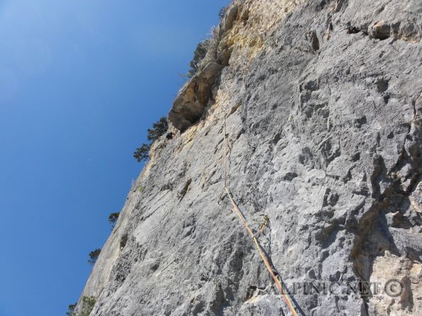 Tiwaz 7- / DSC02529 - Unfassbar luftige Kletterei auf bestem Fels am westlichsten Ausläufer der Hohen Wand zwischen Wiener- und Wagnersteig, sehr gut aber ein bisschen weiter gesichert. Die erste SL ist eine Plattenschleicherei vom feinsten dann gehts schnell steil und anhaltend nach oben unter einem netten Dacherl durch und über ein griffarmes Baucherl im 6+ Grad. Letzte SL ist die Schlüssellänge bei der deutlich der Ausstieg linkshalten durch den schuppigen Riss am schwierigsten ist. Mein Versuch rechtshalten bei der Sanduhr mit opulenten Zweifingerlöchern war da gar keine schlechte Variante (meiner bescheidenen Meinung nach).