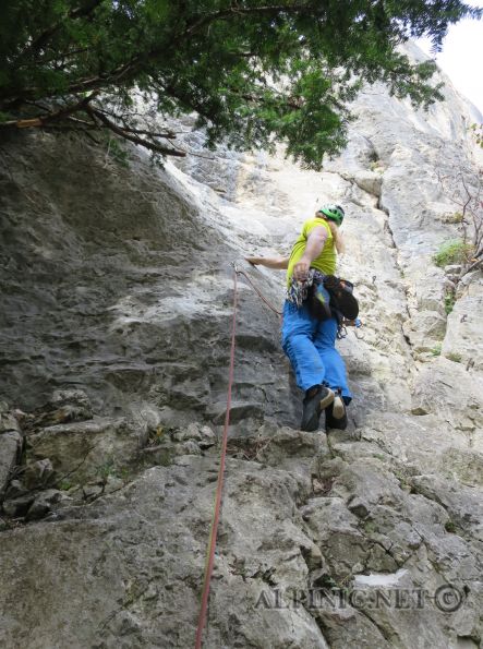 Via Angelika 7 / IMG_3359_lo_dxo - Ausgeprochen schöne Neutour von Andi Baumgartner im Bereich des HTL Steigs, schlängelt sich steil und fast direkt die Wand hinauf wobei die Plattenkletterei überwiegt und bietet ausgesprochen tolle Kletterei. Wir hatten die Möglichkeit die Tour noch vor der Veröffentlichung zu Klettern und daher ist sie noch ein bisschen bröselig und erdig, dass wird sich aber sicher bald ändern. Da schon der Neue Innerkoflersteig zum Neoklassiker avanciert ist, gehe ich bei der Routenqualität und der gutmütigen Absicherung davon aus dass die Tour bald stark frequentiert wird. Einzig und alleine der Steinschlag durch Kletterer im Innerkoflersteig ist vielleicht eine bisschen eine haarige Angelegenheit.