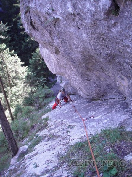 kleiner Philipp Flamm 6+ / große Klause / P2260002 - <span class="zp_uneditable zp_uneditable_album_desc">Interessanter vier  Seillänger bei der großen Klause am Waldeggersteig / Zweifreundegrat.  Die ersten zwei Seillängen führen über eine skurrile Plattenrampe empor  in deren zweiter Seillänge man sich einem offenen, weitgehend grifflosem  Riss sehr technisch entlang arbeitet. Danach folgt eine abdängende  Querung und eine kontinuierlich schwerer werdende Rissverschneidung  deren Ausstieg nicht gerade unschwer ist. Die letzte Seillänge sollte im  4ten Grad angesiedelt sein ist aber in keinster Weise trivial und  ergänzt nochmals die recht anspruchsvolle Tour, vielleicht wäre hier  doch eher der 5 Grad angebracht. Alternativ gibt es noch einen 7er Austieg, den machen wir ein anderes Mal ;) </span>
