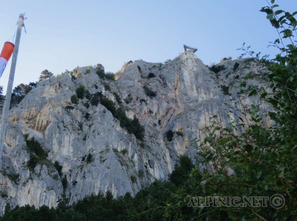 Neuer Innerkoflersteig 5- / IMG_2875_lo_dxo - Nach unserem letzten Begehungsversuch im Winter 2016 der mit einem Rückzug endete sind die Bedingungen soweit um den Neuen Innerkoflersteig auszutesten.<br /><br />Obwohl das Gelände in der 1. Seillänge bereits ganz gut abgeklettert ist, ist die Begehung immer noch recht anspruchsvoll und hat einen starken alpinen Karakter. Auch im Rest der Tour wird einem trotz guter Absicherung nichts geschenkt, die Bewertung ist recht flach gesetzt und lässt wenig Unterscheidung zwischen den Schwierigkeitsgraden zu. Man bekommt das Gefühl das im 1920er Jahrestil bewertet wurde. Ob die Schlüsselstelle wirklich eine 5- ist sei dahin gestellt, meiner Meinung nach sicher um einen Grad schwerer (oder ich hab etwas übersehen).<br /><br />In Summe ist die Tour sehr fein und bietet von Allem ein bisschen was bzw. auch einiges an skuriler Kletterei. Mit den Ausstiegsvarianten ergibt sich sogar eine recht lange Tour in dem Bereich der Hohen Wand. Unterschätzen sollte man sie Aufgrund der alpinen Bedigungen allerdings nicht ...