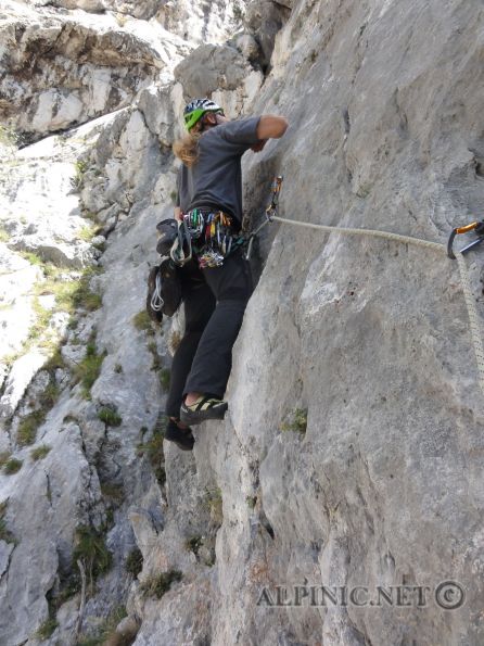 Joe Stickler Gedächtnissteig 6+ / Schneeberg 385m / DSC00707 - Ausgesprochen tolle Route am Großofen die meiner Meinung nach der Himmelsleiter und den Sonnenplatten massive Konkurrenz macht. Bis auf ein paar Schrofen und kleinere Verbindungsquerungen eine absolut abwechslungsreiche Kletterei auf unglaublich tollem Fels. Die Route ist sehr gut gesichert und die 1-2 Stellen die weiter gesetzt sind lassen sich hervorragend mit Friends sichern (wenn es den unbedingt notwendig ist). Die 7er Stelle der 11ten Seillänge läßt sich ausgesprochen schön rechts über "Rudis Letzte Sprosse" umgehen (wird auch notwendig sein wenn man nicht 50kg wiegt und 2m Groß ist, die 2m bring ich aber leider nicht die 50kg !!!) und das wird dann wohl so ein 6er sein.<br /><br />Literatur:<br /><br /><a title="Thomas Behm" href="http://www.thomasbehm.at/hoellenthal.htm" target="_blank">KLETTERFÜHRER  HÖLLENTHAL-RAX-SCHNEEBERG</a> oder die <a href="http://thomasbehm.at/schneeberg_topos.htm" target="_blank">Homepage</a> von Thomas Behm<br /><a title="Bergsteigen.at" href="http://www.bergsteigen.at/de/touren.aspx?ID=224" target="_blank">Bergsteigen.at</a>