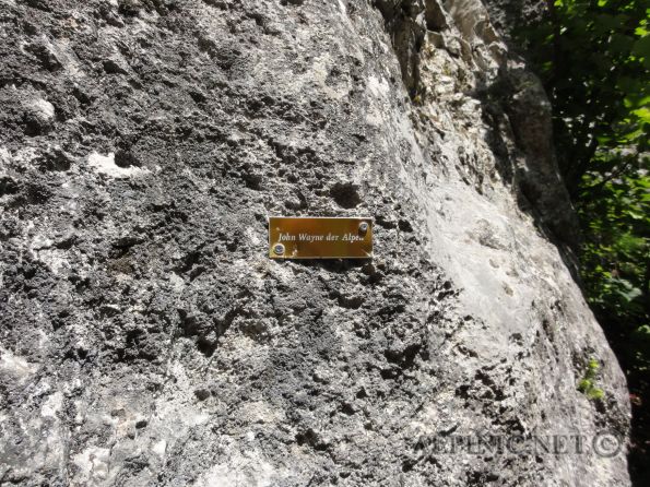 John Wayne der Alpen / Klobenwand 6+ 150m / DSC00260 - Nagelneue aber noch etwas bröselige Route auf der vorderen Klobenwand der Rax im großen Höllental von A. Riedl. Sehr schöne und ausgesprochen gut gesicherte Genussroute im 6+ Grad mit zwei knackigen Stellen wo man schon mal anpacken muss. Respekt vor Königsberger dem diese Route zu seinem 70er gewidmet wurde und mit Riedl auch erstbegangen hat. Kleine Sensation ist das 70er Bankerl am Ausstieg der Route das zum Verweilen an diesem herrlichen Ort einläd.<br /><br /><span style="text-decoration: underline;"><strong><em>Literatur:</em></strong></span><br /><br /><a title="Thomas Behm" href="http://www.thomasbehm.at/rax_topos.htm" target="_blank">Website von Thomas Behm</a><br />