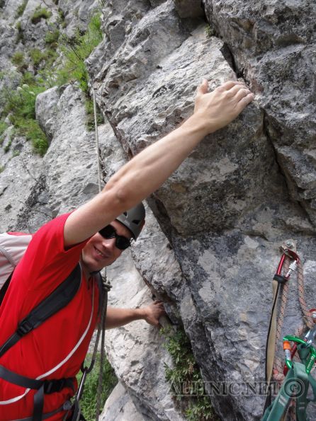 John Wayne der Alpen / Klobenwand 6+ 150m / DSC00279 - Nagelneue aber noch etwas bröselige Route auf der vorderen Klobenwand der Rax im großen Höllental von A. Riedl. Sehr schöne und ausgesprochen gut gesicherte Genussroute im 6+ Grad mit zwei knackigen Stellen wo man schon mal anpacken muss. Respekt vor Königsberger dem diese Route zu seinem 70er gewidmet wurde und mit Riedl auch erstbegangen hat. Kleine Sensation ist das 70er Bankerl am Ausstieg der Route das zum Verweilen an diesem herrlichen Ort einläd.<br /><br /><span style="text-decoration: underline;"><strong><em>Literatur:</em></strong></span><br /><br /><a title="Thomas Behm" href="http://www.thomasbehm.at/rax_topos.htm" target="_blank">Website von Thomas Behm</a><br />