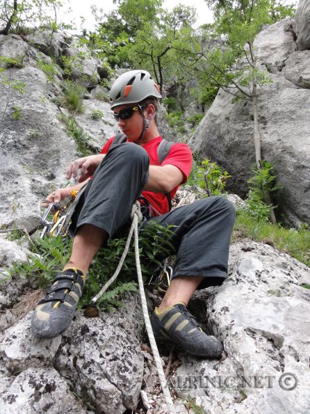 John Wayne der Alpen / Klobenwand 6+ 150m / DSC00327 - Nagelneue aber noch etwas bröselige Route auf der vorderen Klobenwand der Rax im großen Höllental von A. Riedl. Sehr schöne und ausgesprochen gut gesicherte Genussroute im 6+ Grad mit zwei knackigen Stellen wo man schon mal anpacken muss. Respekt vor Königsberger dem diese Route zu seinem 70er gewidmet wurde und mit Riedl auch erstbegangen hat. Kleine Sensation ist das 70er Bankerl am Ausstieg der Route das zum Verweilen an diesem herrlichen Ort einläd.<br /><br /><span style="text-decoration: underline;"><strong><em>Literatur:</em></strong></span><br /><br /><a title="Thomas Behm" href="http://www.thomasbehm.at/rax_topos.htm" target="_blank">Website von Thomas Behm</a><br />