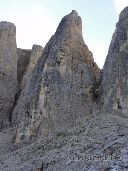 2. Sellaturm NW-Kante / Kasnapoff IV+ / 250 Hm / DSC00473 - Sehr schöne, steile und lufitge Kletterei auf den 2. Sellaturm im besten Dolomit und nicht zu unterschätzende Angelegenheit da die Bewertungen der Kletterstellen offensichtlich aus der Zeit der Erstbegehung stammen. Sprich eine ausgesprochen knackige alpine 4+ und man sollte sich meiner Meinung nach auf eine clean Kletterei bis in den oberen 5. Grad gefasst machen. Die Routenführung ist prinzipiell gut zu finden, allerdings existieren div. schwerere Varianten und Verhauer. Es ist also Vorsicht geboten da Schwierigkeitsgrade bis VI+ möglich sind.