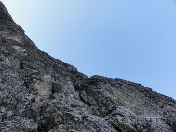 2. Sellaturm NW-Kante / Kasnapoff IV+ / 250 Hm / DSC00477 - Sehr schöne, steile und lufitge Kletterei auf den 2. Sellaturm im besten Dolomit und nicht zu unterschätzende Angelegenheit da die Bewertungen der Kletterstellen offensichtlich aus der Zeit der Erstbegehung stammen. Sprich eine ausgesprochen knackige alpine 4+ und man sollte sich meiner Meinung nach auf eine clean Kletterei bis in den oberen 5. Grad gefasst machen. Die Routenführung ist prinzipiell gut zu finden, allerdings existieren div. schwerere Varianten und Verhauer. Es ist also Vorsicht geboten da Schwierigkeitsgrade bis VI+ möglich sind.