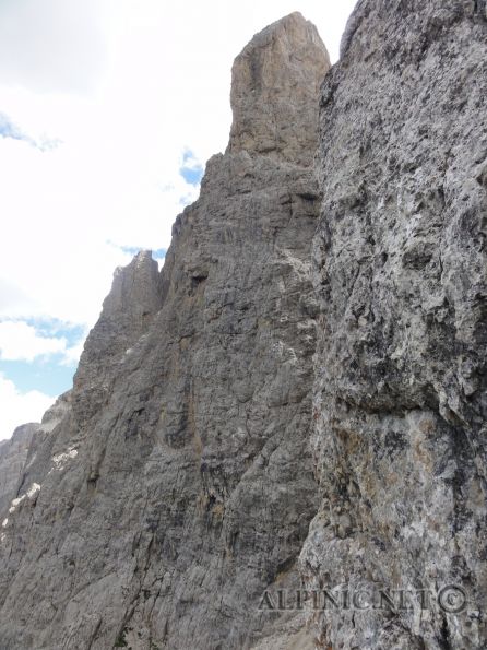 2. Sellaturm NW-Kante / Kasnapoff IV+ / 250 Hm / DSC00486 - Sehr schöne, steile und lufitge Kletterei auf den 2. Sellaturm im besten Dolomit und nicht zu unterschätzende Angelegenheit da die Bewertungen der Kletterstellen offensichtlich aus der Zeit der Erstbegehung stammen. Sprich eine ausgesprochen knackige alpine 4+ und man sollte sich meiner Meinung nach auf eine clean Kletterei bis in den oberen 5. Grad gefasst machen. Die Routenführung ist prinzipiell gut zu finden, allerdings existieren div. schwerere Varianten und Verhauer. Es ist also Vorsicht geboten da Schwierigkeitsgrade bis VI+ möglich sind.