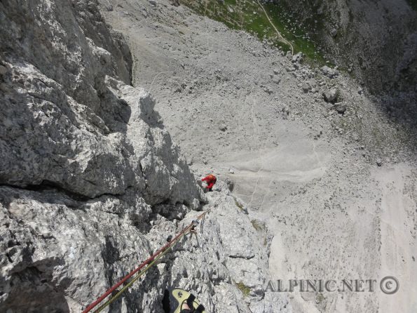 2. Sellaturm NW-Kante / Kasnapoff IV+ / 250 Hm / DSC00500 - Sehr schöne, steile und lufitge Kletterei auf den 2. Sellaturm im besten Dolomit und nicht zu unterschätzende Angelegenheit da die Bewertungen der Kletterstellen offensichtlich aus der Zeit der Erstbegehung stammen. Sprich eine ausgesprochen knackige alpine 4+ und man sollte sich meiner Meinung nach auf eine clean Kletterei bis in den oberen 5. Grad gefasst machen. Die Routenführung ist prinzipiell gut zu finden, allerdings existieren div. schwerere Varianten und Verhauer. Es ist also Vorsicht geboten da Schwierigkeitsgrade bis VI+ möglich sind.