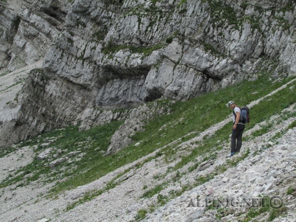 Ötscher Nordwand 4 / Ybbstaler Alpen / IMG_2057 - Wiedereinmal zieht es uns zum Ötscher. Mit der brüllenden Hitze der letzten Wochen im Hinterkopf suchen wir Kühle in einer hohen Wand und ignorieren bei unserer Tourenwahl die Regenfälle der letzen Tage. Das machte die Tour in Summe wieder einmal recht anspruchsvoll und Tom hat trotz der Nässe die Schlüsselseillänge mit Bravour gemeistert. <br /><br />Auf dem Weg in die Pfann sehen wir dass das Altschneefeld dass das letzte Mal den Einstieg verdeckt hat nicht vorhanden ist - eh klar bei dem Winter - dafür leuchtet einem ein riesiger roter Fleck beim Einstieg entgegen der schon beim Betreten des riesigen Schuttkegels sichtbar wird. Beim Einstieg finden wir ein Reihe an Gedenktafel die den Opfer der Wand gedenken und ein neu angebrachtes Schild mit einer kurzen Tourenbeschreibung. Die Tour wurde offensichtlich wieder saniert und ein bisschen auf Winterbegehung getrimmt. Da wurden alle Stände mit fetten Reepschnüren ausgestattet und ordentlich mit roter Farbe umpinselt. Bei den meisten Sicherungspunkten wurde auch mit Farbe herum gekleckst. Irgendwie nimmt dass der Tour den alpinen Charakter, weil das Suchen des Weges wegfällt und macht mehr eine Autobahn daraus. Weiters wurden ein paar Zwischensicherungen in Form vom Bohrlaschen angebracht. Die Kaminverscheidung wurde von den Normalhaken befreit und mit 3 Bohrlaschen (inkl. Stand) im unteren Bereich belassen. Die Stände der letzten 2 Ausstiegslängen (11 &amp; 12) wurden jetzt ebenfalls mit Bohrhaken versehen.  <br />