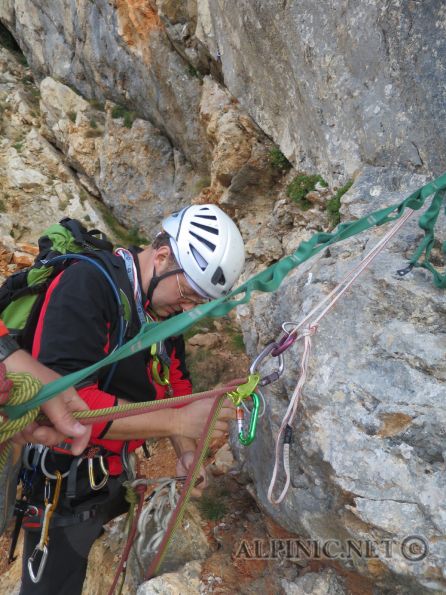 Sturmzeit 6+ 280m / Preinerwand / Rax / IMG_3588 - Zärtlich angesicherte Route auf der Preinerwand im Bereich des Malersteigs mit leichtem Alpingehabe. Eigentlich durchwegs gut gesichert, vor allem in den steileren Passagen auch engere Absicherung. Warum auch immer, in den Plattensektionen stecken nur wenige Haken und dass teilweise in weiten Abständen. Manchmal etwas störend sind die in der Route ungünstig gelagerten Graspolster die ihr Übriges zu den weiten Abständen tun. Die Bewertungen sind hie und da etwas wunderlich, z.B. die Schlüsselstelle sollte statt "diffizile 6+" eigentlich als "leichte 7" beschrieben werden ;).<br /><br />Allgemein finden sich aber immer wieder schöne Kletterstellen und die Tour ist auf jeden Fall einen Besuch wert.<br /><br />p.s. Der Felssturz am Einstiegsbereich hat keine der Bohrlaschen erwischt und auch der dazugehörige Fels scheint in Ordung zu sein. Allerdings liegt im Standbereich recht viel loses Felsmaterial herum.