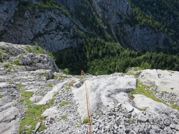 Schnitzeljagd a la Behm 5+ / 340m / IMG_3155_lo_dxo - Sehr schöne Alpinroute im einsamsten Eck das ich je in den Österreichischen Bergen so nahe bei Wien gesehen habe. Die Route heisst natürlich nicht Schnitzeljagd ist aber auf Thomas Behm's Seite u nter anderem Namen zu finden, auch die Gegend lasse ich hier einmal unerwähnt um der Region die Ruhe zu gönnen die sie verdient hat. <br />Wer die Ecke bzw. Berge im Umfeld kennt wird schnell wissen um welche Route es sich handelt, die Anderen müssen wohl ihr gesamtes detektivisches Gespür verweden um dahinter zu kommen.<br /><br />Zum Zustieg muss man sagen, wer sich hier einen vom Alpenverein gewarteten Steig erwartet liegt falsch, manche Steigspuren sind nur schwer zu erkennen und ohne den gelegentlich Steinmännchen wäre der Aufstieg durch das dicht bewaldete Tal sicher schwerer zu finden.<br /><br />Die Route selber ist für Kalk erstaunlich gut mit Friends abzusichern, was auch notwendig ist da nur an neuralgischen Stellen Bohrhaken gesetzt wurden. Nicht alle Stände verfügen über Bohrhaken also muss das Einrichten mit Friends beherrscht werden. Der 5te Schwierigkeitsgrad sollte solide geklettert werden können da stellenweise sehr weite Sicherungsabstände auf Platten vorkommen die sich nicht zusichern lassen. Der Fels in der Ecke ist unglaublich gut und kann es problemlos mit dem Velebitkalk aufnehmen, extrem rauh und es überwiegen Platten- und Wasserrillenkletterei vom Feinsten.