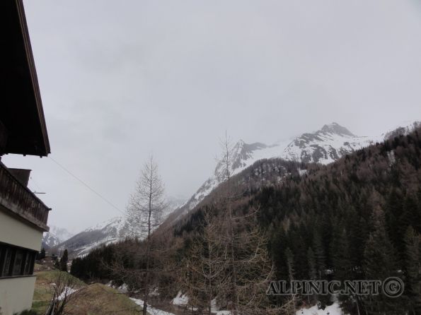 Hinteres Umbaltörl / Ahrntal / Kasern / DSC02309 - Wer eine Reise macht hat etwas zu erzählen und welches Eck kann besser sein um etwas zu erleben als Südtirol. Eigentlich hätte es ja die Skitour Hochtirol werden sollen also springt man in Wien in den Zug und ein paar Stunderln später sitzt man bei Igor und Family bei einem Bier im schönen Ahrntal der Heimat von Kammerlander. Die Motivation war hoch, doch wurde 1300 Hm später relativ schnell klar das unter den entsprechenden Bedingungen ein Weiterkommen nur schwer bis gar nicht möglich war und da Rückzug bekanntermassen das Größte ist wurde am Umbaltörl wieder abgefahren um bessere Gefilde aufzusuchen. <br /><br />Aber aufgeschoben ist nicht aufgehoben ...