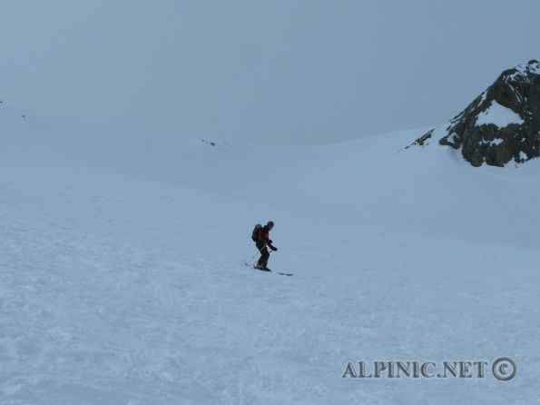 Hinterer Daunkopf / Stubaital / Tirol / IMG_1907 - Sehr nette aber etwas geschummelte Tour auf den Hinteren Daunkopf 3225m im Stubaital. Mit der Stubaier Gletscherbahn zum Gamsgarten und von dort zackige 660Hm kurz über die Pisten steil bergauf über den direkten Zustieg zum Gipfel. Dafür winken rund 2000Hm Abfahrt ... jaaa so hält man es in Tirol ;-).