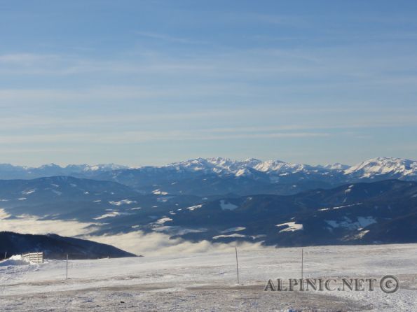 Stuhleck / Kaltenbachgraben / DSC03983 - Der Winter meint es nicht gut mit uns, entweder abgeblasene Berge oder Tiefschneemengen die einen versuchen unter sich zu begraben. Zeit für ein paar kleine Touren in den Wiener Hausbergen. Diesmal auch wieder eine schöne Tour, leider im unteren Teil recht wenig Schnee vor allem im Wald. Die Abfahrt über die Piste zurück ins Tal ist wie immer lebensgefährlich ...