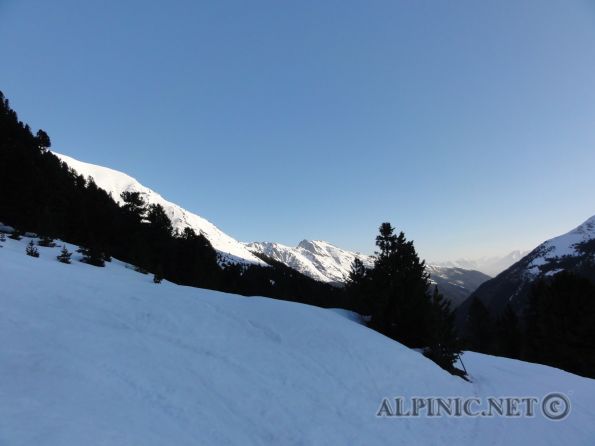 Lampsenspitz / Praxmar / Tirol / DSC01969 - Auf Besuch bei unserem lieben Freund in Innsbruck und was macht man dort im Winter natürlich Skitouren. Eine ganz tolle Eingehtour mit recht sicheren Verhältnissen mit knappen 1200Hm auf den 2875m hohen Lampsenspitz von Praxmar ausgehend. Wider befürchten war es unglaublich warm und damit war der Aufstieg gleich nocheinmal so anstrengend als Belohnung gabs eine perfekte Abfahrt über ungespurte Firnhänge vom Feinsten.