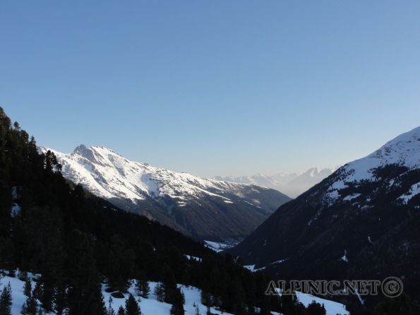 Lampsenspitz / Praxmar / Tirol / DSC01972 - Auf Besuch bei unserem lieben Freund in Innsbruck und was macht man dort im Winter natürlich Skitouren. Eine ganz tolle Eingehtour mit recht sicheren Verhältnissen mit knappen 1200Hm auf den 2875m hohen Lampsenspitz von Praxmar ausgehend. Wider befürchten war es unglaublich warm und damit war der Aufstieg gleich nocheinmal so anstrengend als Belohnung gabs eine perfekte Abfahrt über ungespurte Firnhänge vom Feinsten.