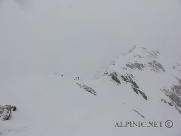 Weisskugel 3739m / Schnalstal / Südtirol / DSC06597 - Eigentlich im Großen und Ganzen eine tolle Tour die man ohne große Anstrengungen von Kurzras im Schnalstal mit dem Teufelsecklift <br />von 3000m weg bewerkstelligen kann. <br /><br />Kurz  - ca. 100Hm - auf das Steinschalgjoch aufsteigen, dann auf den Hintereisferner abfahren und zum Hintereisjoch aufsteigen auf ca 3400m, unterhalb des mächtigen Gletscherbruchs queren und dann nach Norden zum Gipfel aufsteigen. <br /><br />Abfahrt über den Matscherferner zum Quelljoch, in den Steinschlagferner wechseln und nach Kurzras abfahren. <br /><br />Leider hatte an diesem Tag das Wetter nicht so mitgespielt, deswegen musste die Tour vorzeitig abgebrochen werden, trotzdem war die Hochtour ausgsprochen abenteuerlich und die Abfahrt durch den Steinschlagferner der Hammer ...<br />