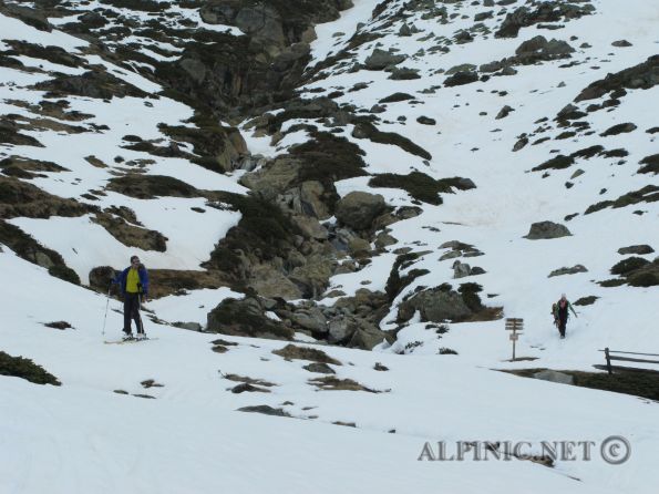 Weisskugel 3739m / Schnalstal / Südtirol / Im Steinschlagtal-8 - Eigentlich im Großen und Ganzen eine tolle Tour die man ohne große Anstrengungen von Kurzras im Schnalstal mit dem Teufelsecklift <br />von 3000m weg bewerkstelligen kann. <br /><br />Kurz  - ca. 100Hm - auf das Steinschalgjoch aufsteigen, dann auf den Hintereisferner abfahren und zum Hintereisjoch aufsteigen auf ca 3400m, unterhalb des mächtigen Gletscherbruchs queren und dann nach Norden zum Gipfel aufsteigen. <br /><br />Abfahrt über den Matscherferner zum Quelljoch, in den Steinschlagferner wechseln und nach Kurzras abfahren. <br /><br />Leider hatte an diesem Tag das Wetter nicht so mitgespielt, deswegen musste die Tour vorzeitig abgebrochen werden, trotzdem war die Hochtour ausgsprochen abenteuerlich und die Abfahrt durch den Steinschlagferner der Hammer ...<br />