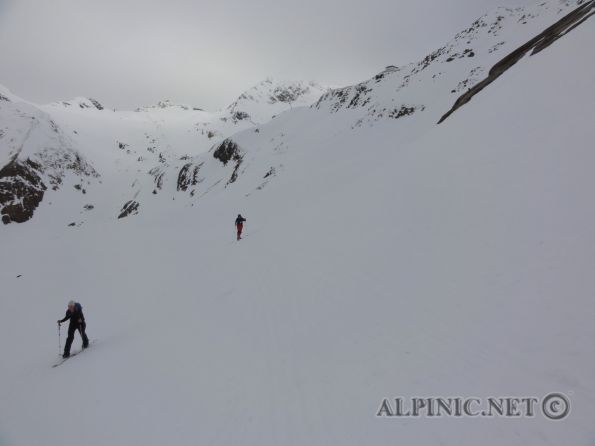 Zuckerhütl / Stubai / Tirol 900m / DSC04892 - Der höchste Punkt der Stubaier Alpen. Von der Gletscherbahn aus gegangen eine relativ kurze Tour ca. 900Hm, mit einem spektakulären Panorama. Die letzen 30Hm sind im 40° Eis/Firn und Fels II zurück zu legen. Bei starkem Andrang (und den gibt es offensichtlich immer) nicht zu empfehlen (3507Hm).