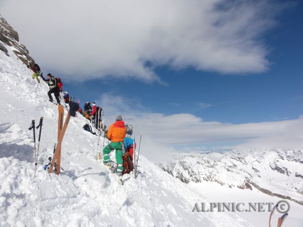 Zuckerhütl / Stubai / Tirol 900m / DSC04899 - Der höchste Punkt der Stubaier Alpen. Von der Gletscherbahn aus gegangen eine relativ kurze Tour ca. 900Hm, mit einem spektakulären Panorama. Die letzen 30Hm sind im 40° Eis/Firn und Fels II zurück zu legen. Bei starkem Andrang (und den gibt es offensichtlich immer) nicht zu empfehlen (3507Hm).