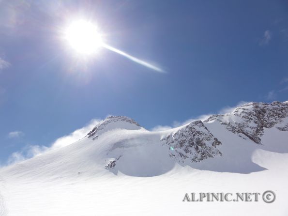 Zuckerhütl / Stubai / Tirol 900m / DSC04903 - Der höchste Punkt der Stubaier Alpen. Von der Gletscherbahn aus gegangen eine relativ kurze Tour ca. 900Hm, mit einem spektakulären Panorama. Die letzen 30Hm sind im 40° Eis/Firn und Fels II zurück zu legen. Bei starkem Andrang (und den gibt es offensichtlich immer) nicht zu empfehlen (3507Hm).