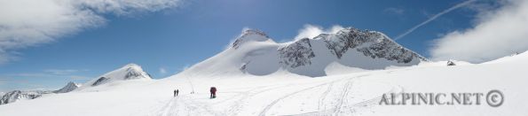 Zuckerhütl / Stubai / Tirol 900m / DSC04906 - Der höchste Punkt der Stubaier Alpen. Von der Gletscherbahn aus gegangen eine relativ kurze Tour ca. 900Hm, mit einem spektakulären Panorama. Die letzen 30Hm sind im 40° Eis/Firn und Fels II zurück zu legen. Bei starkem Andrang (und den gibt es offensichtlich immer) nicht zu empfehlen (3507Hm).