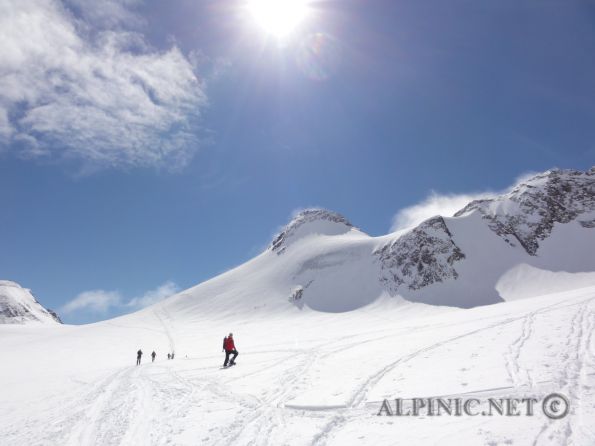 Zuckerhütl / Stubai / Tirol 900m / DSC04907 - Der höchste Punkt der Stubaier Alpen. Von der Gletscherbahn aus gegangen eine relativ kurze Tour ca. 900Hm, mit einem spektakulären Panorama. Die letzen 30Hm sind im 40° Eis/Firn und Fels II zurück zu legen. Bei starkem Andrang (und den gibt es offensichtlich immer) nicht zu empfehlen (3507Hm).