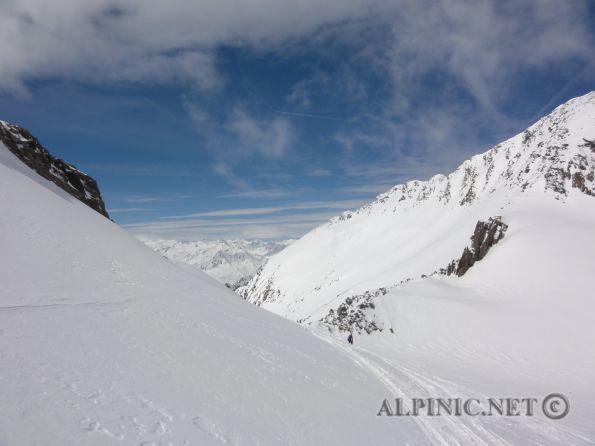 Zuckerhütl / Stubai / Tirol 900m / DSC04908 - Der höchste Punkt der Stubaier Alpen. Von der Gletscherbahn aus gegangen eine relativ kurze Tour ca. 900Hm, mit einem spektakulären Panorama. Die letzen 30Hm sind im 40° Eis/Firn und Fels II zurück zu legen. Bei starkem Andrang (und den gibt es offensichtlich immer) nicht zu empfehlen (3507Hm).