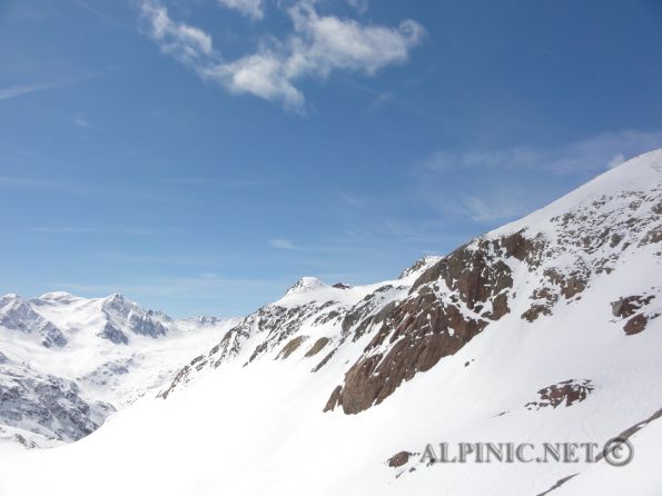 Zuckerhütl / Stubai / Tirol 900m / DSC04914 - Der höchste Punkt der Stubaier Alpen. Von der Gletscherbahn aus gegangen eine relativ kurze Tour ca. 900Hm, mit einem spektakulären Panorama. Die letzen 30Hm sind im 40° Eis/Firn und Fels II zurück zu legen. Bei starkem Andrang (und den gibt es offensichtlich immer) nicht zu empfehlen (3507Hm).